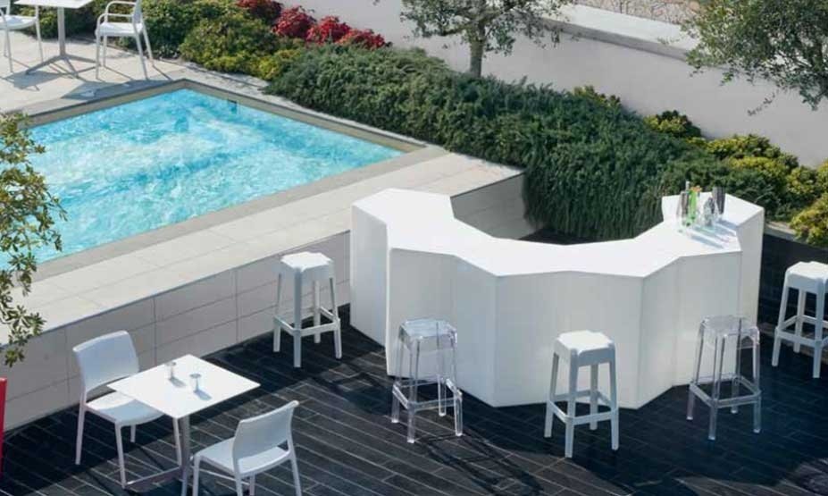 arredamento per bar con piscina