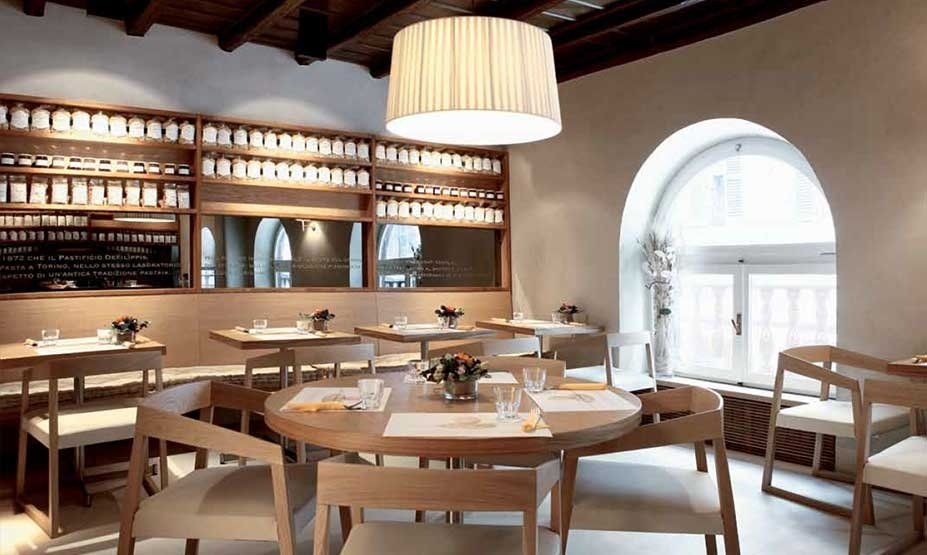 arredamento di ristorante in legno